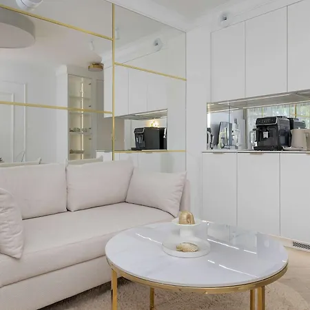 Premium & Elegance Golden Cranes With Terrace Close To The Sea By Renters Apartmán