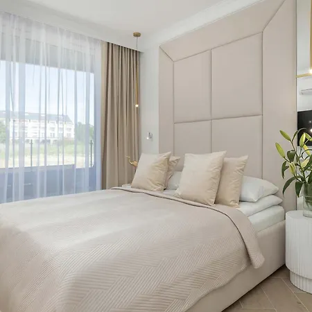 Premium & Elegance Golden Cranes With Terrace Close To The Sea By Renters Apartmán *