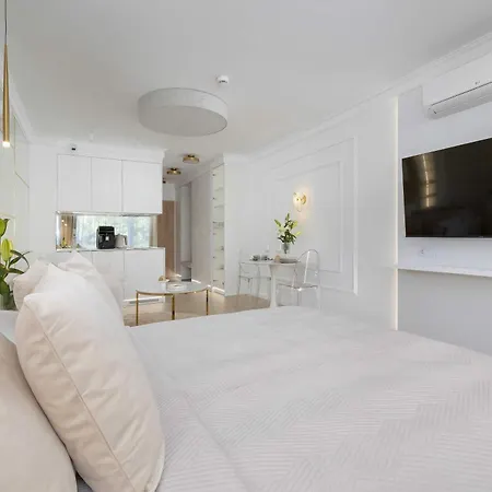Premium & Elegance Golden Cranes With Terrace Close To The Sea By Renters *